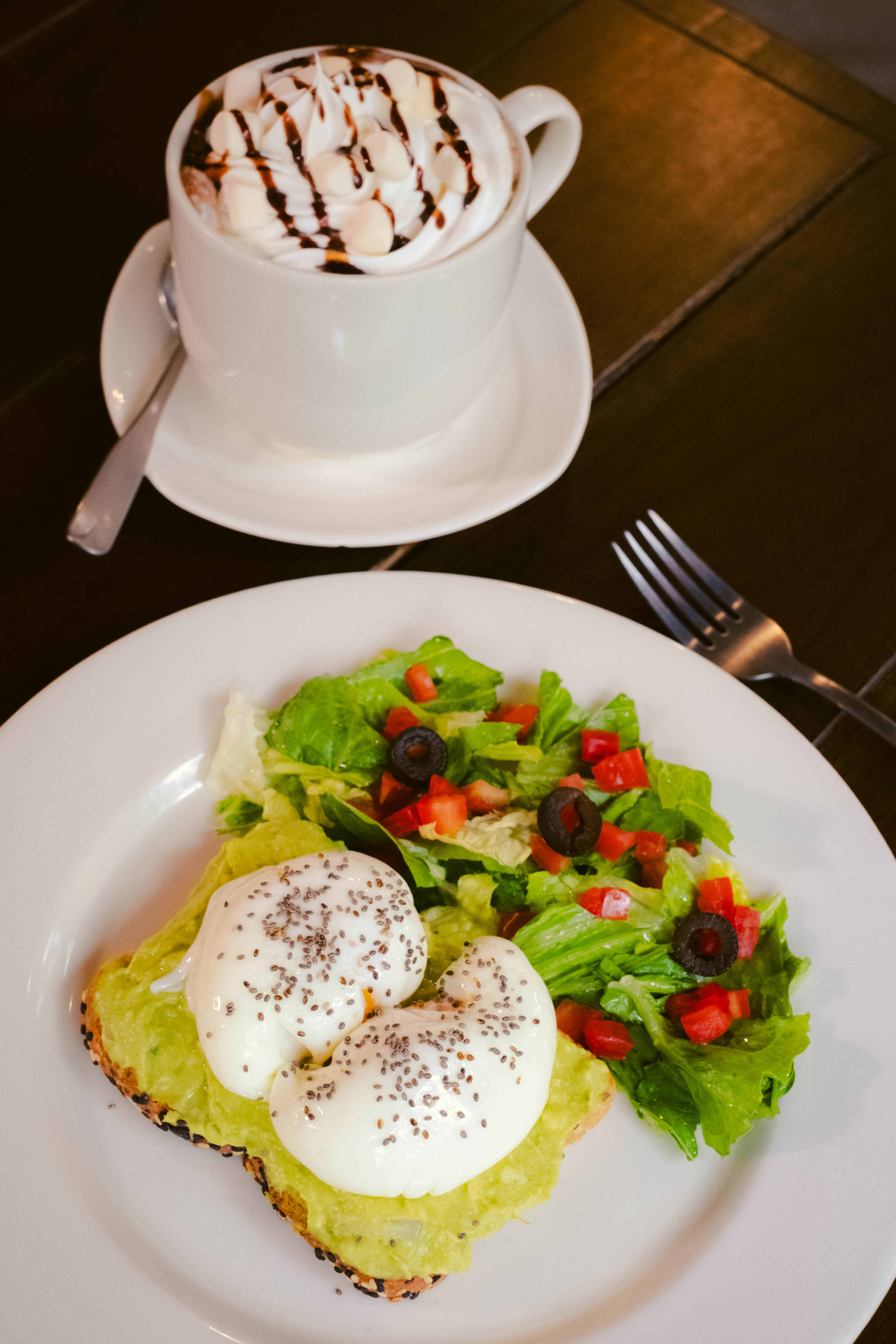 Pan con aguacate y huevo pochado con café latte
